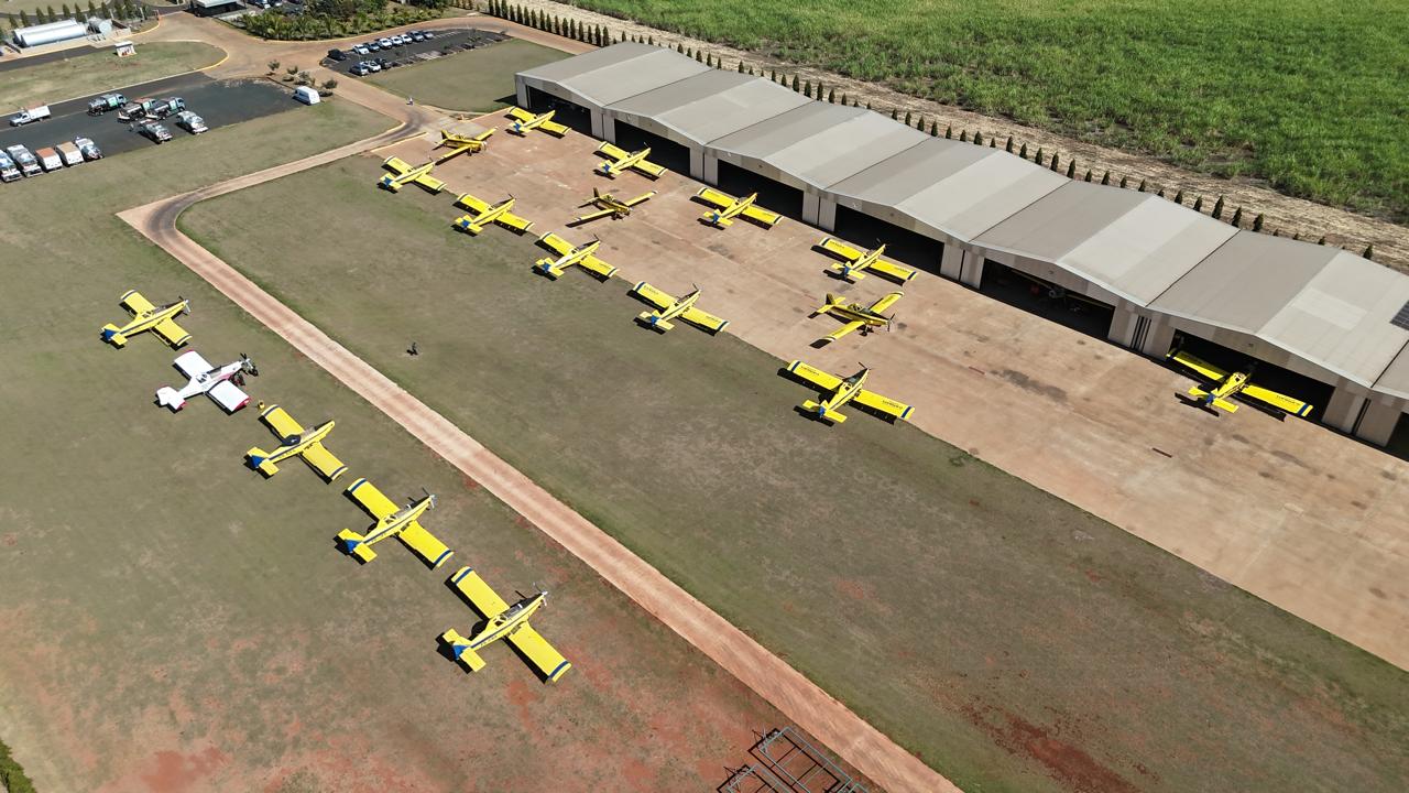 Vista aérea da base Tangará, com hangares e aeronaves agrícolas