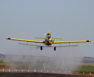 Aeronave agrícola em voo