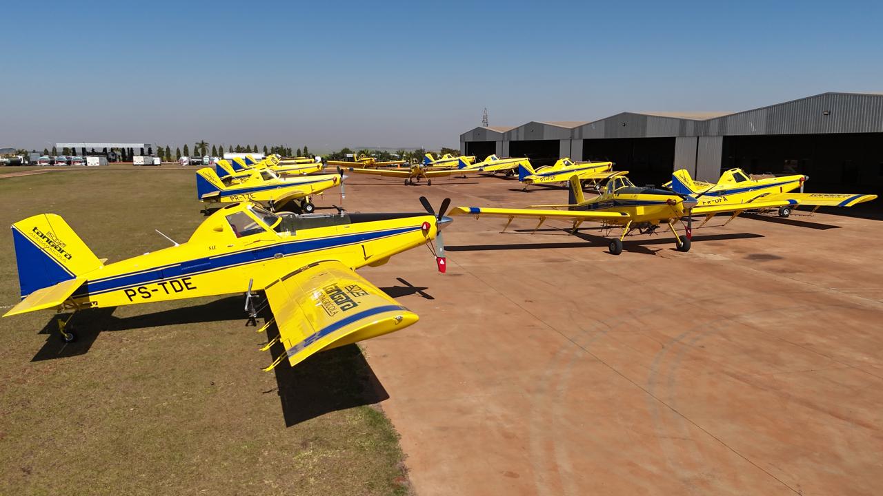 Aeronaves da Tangará alinhadas em frente aos hangares