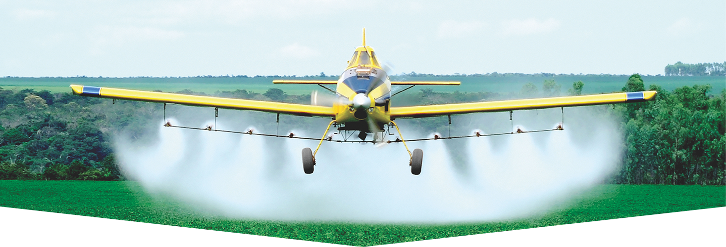 Aeronave agrícola amarela da Tangará em aplicação sobre o campo